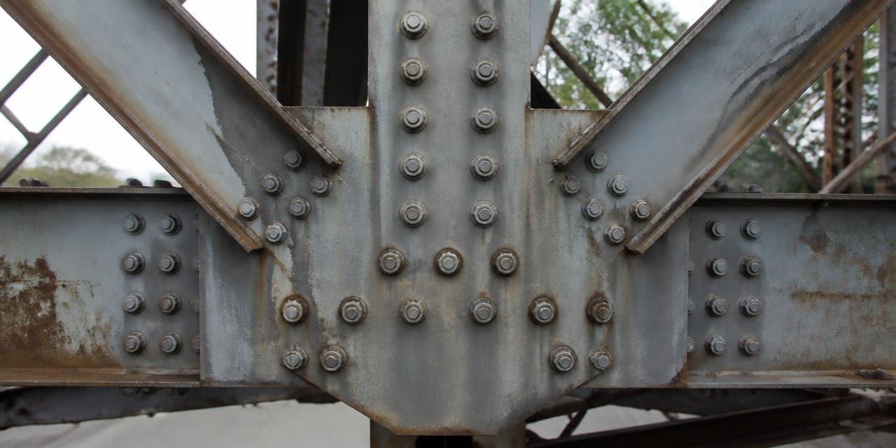Bolted steel truss gusset plate connection with converging truss members